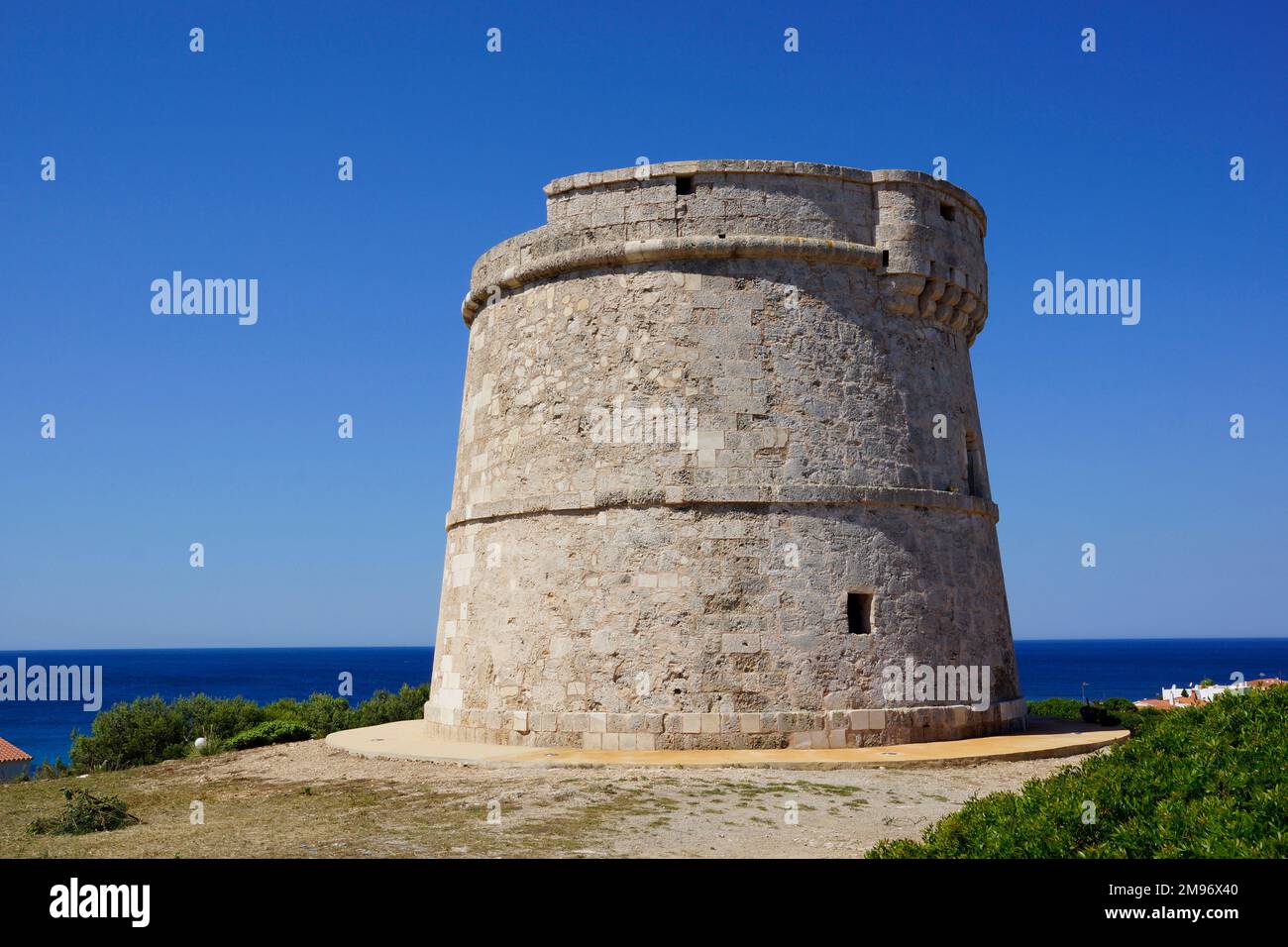 ESPAGNE, Iles Baléares., Minorque, Punta Prima, Sandy Bay: Ancienne tour de veille et de défense 'son Ganxo' Banque D'Images