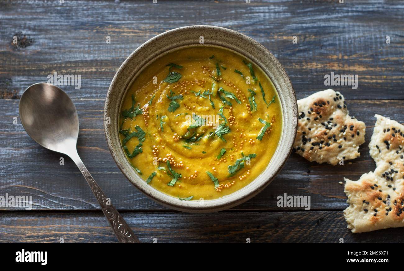 Soupe de madurdal de lentilles indiennes avec curcuma, gingembre et herbes, vue du dessus Banque D'Images