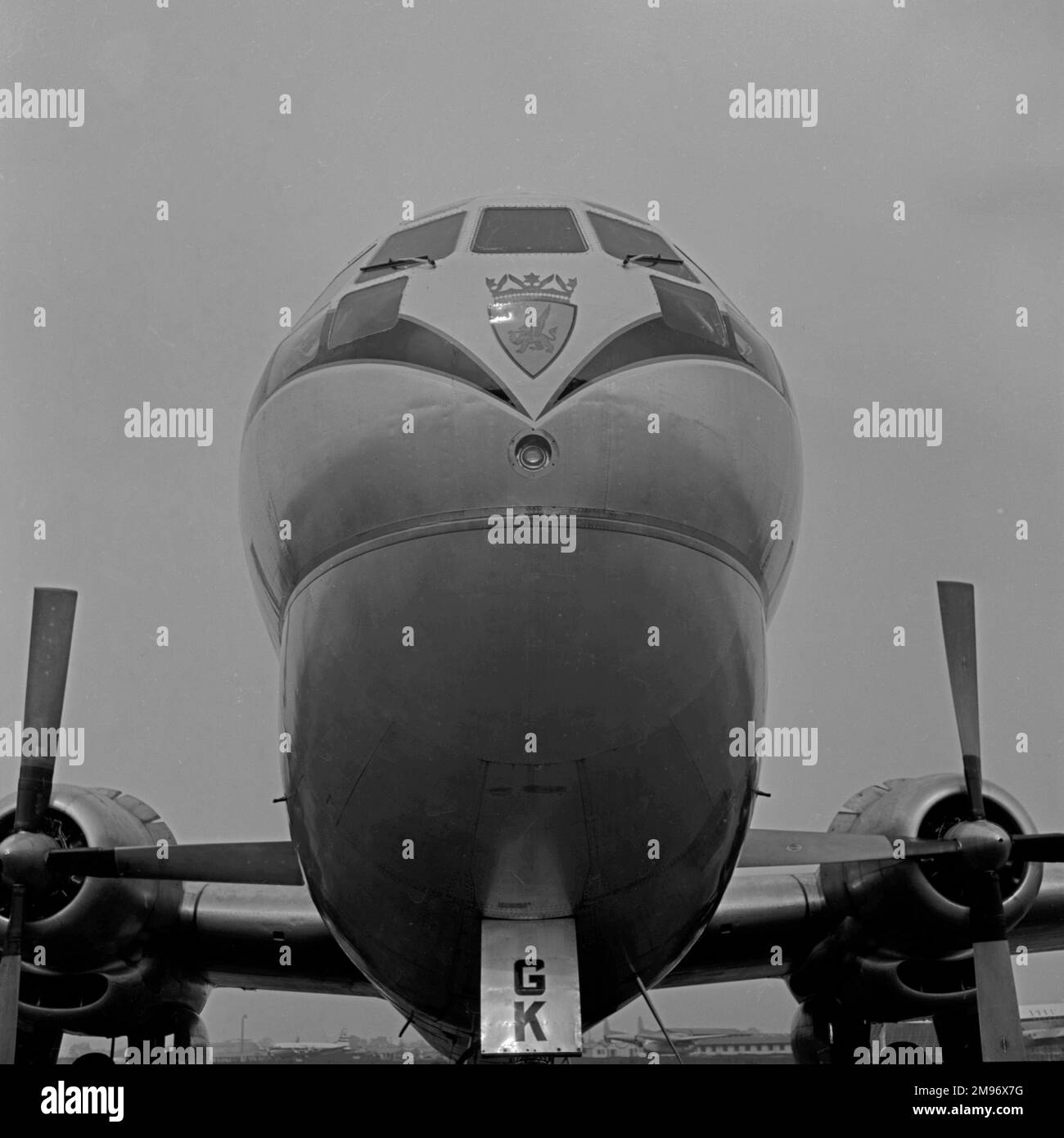 La forme de fuselage instantanément reconnaissable du Boeing 377 Stratocruiser. "Canopus" était l'un des plus célèbres stratopruisers de BOAC opérant sur le entre 1950 et 1959. L'avion avait l'habitude de faire voler la Reine à l'occasion de sa première visite officielle aux Bermudes en novembre 1953 Banque D'Images