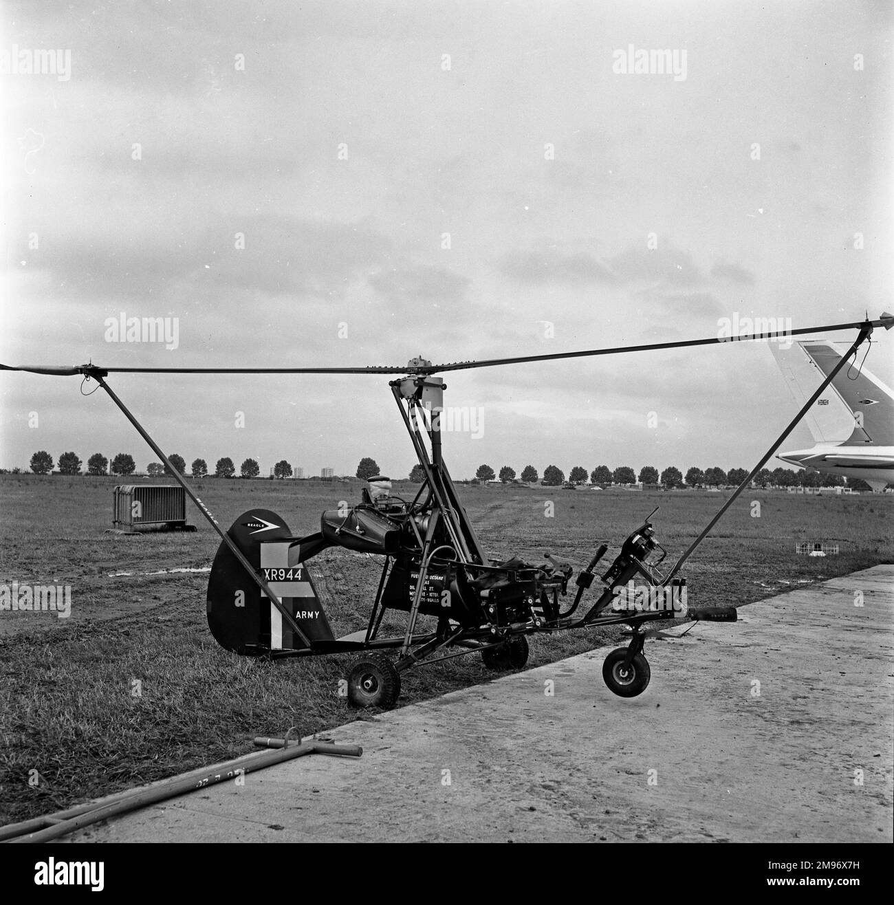 Construit par Beagle Aircraft pour la conception de l'ancien pilote de bombardier de la RAF, le commandant de l'escadre Ken Wallis, le Beagle-Wallis WA-116 était un autogyro créé principalement pour la reconnaissance et la surveillance militaires. Ken Wallis a volé un WA-116 dans le film James Bond que vous ne Live que deux fois. Banque D'Images