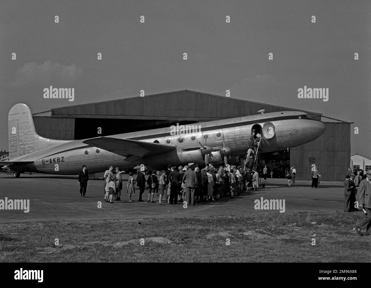 Avro Tudor 5 G-AKBZ a été construit à l'origine pour British South American Airways et a été nommé "Star Falcon". Utilisé comme avion de transport de carburant pendant le transport aérien de Berlin. Il a été repris par la BOAC en 1949 mais n'a jamais été utilisé. Il a été entreposé pendant près de 10 ans à l'aéroport de Stansted et a finalement été mis au rebut en 1959. Probablement tourné à une journée ouverte à Stansted. Banque D'Images