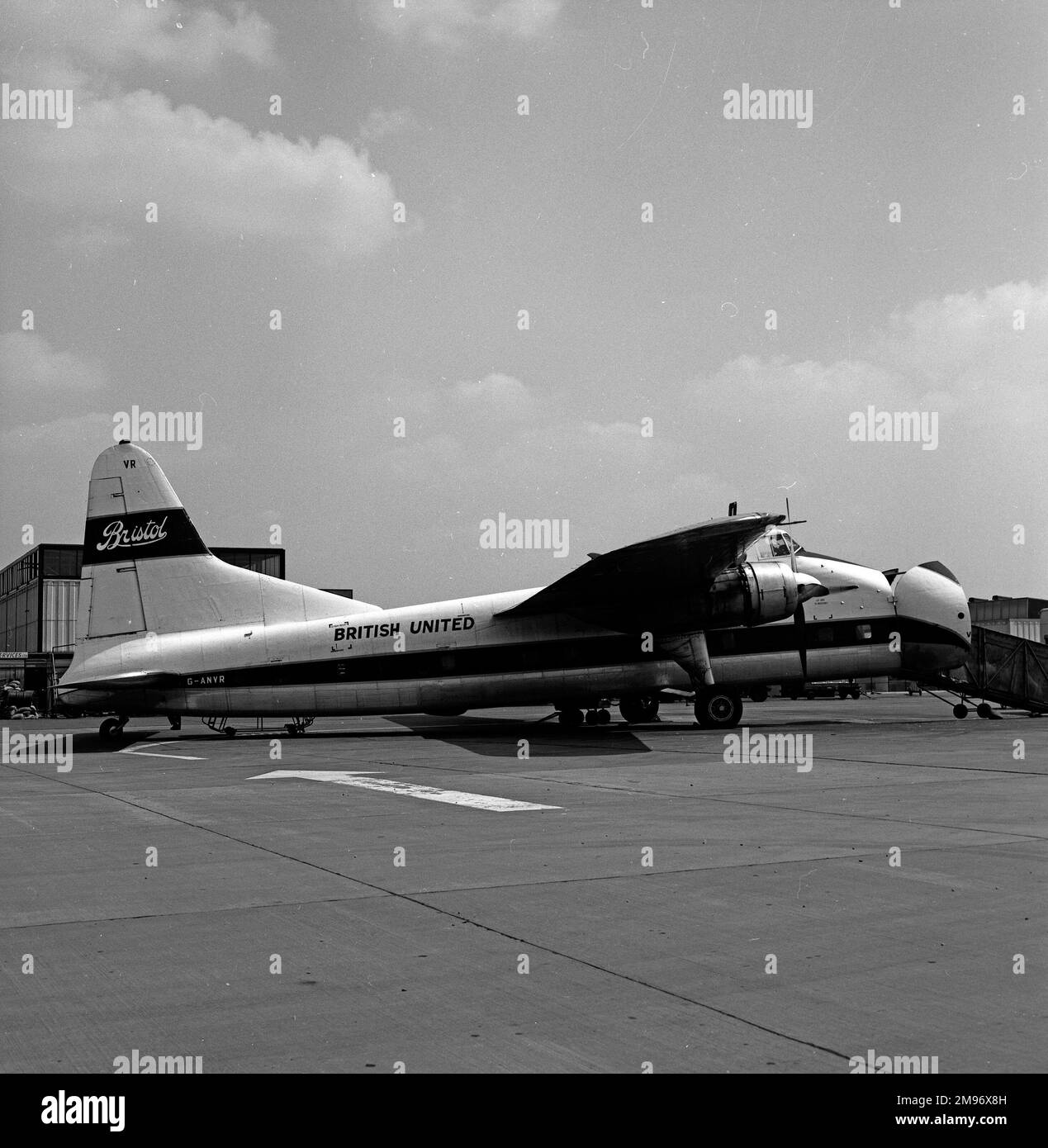 Bristol Freighter G-ANVR de British United Airways avec portes de cargaison ouvertes en préparation pour le chargement à Calais en France Banque D'Images