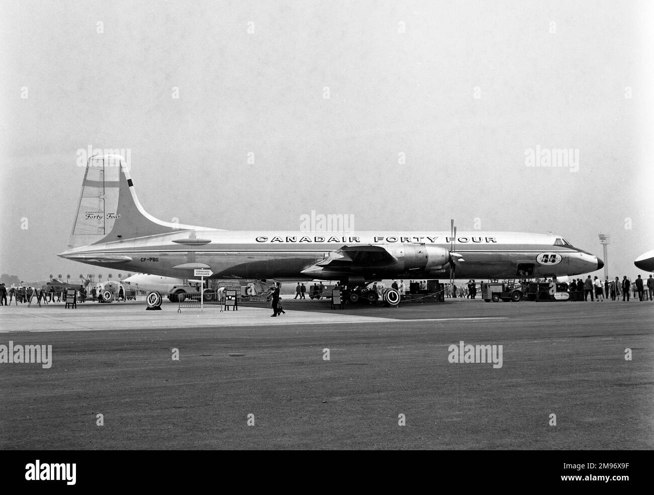 Une étoile du Nord C-5 de Canadair qui transportait la Reine et le Prince Philip lors des deux tournées canadiennes de 1951 et 1959. Vendu au propriétaire civil et mis au rebut à long Beach en 1969 Banque D'Images