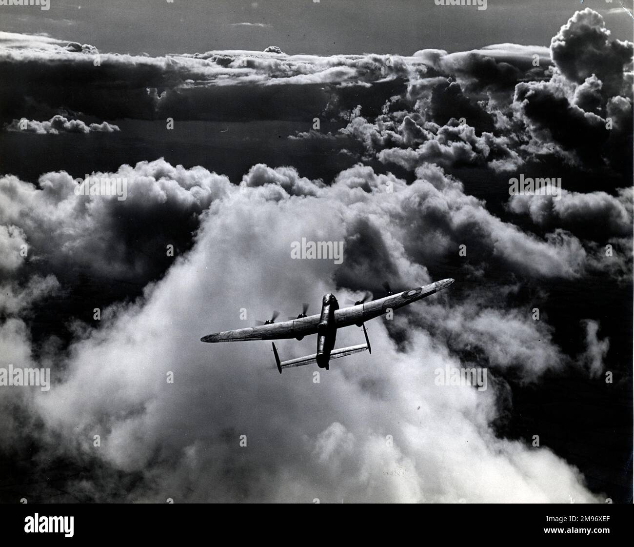 Avro Lancaster II survolant le nuage. Banque D'Images