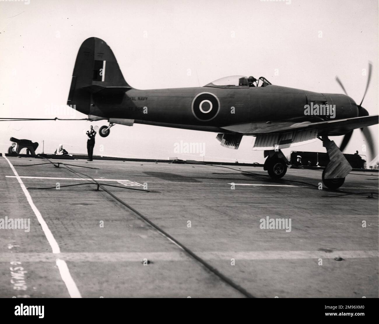 Un fauteur de la mer de Hawker X, TF898 ans, pendant les essais en mer à bord du HMS Victorious. Banque D'Images