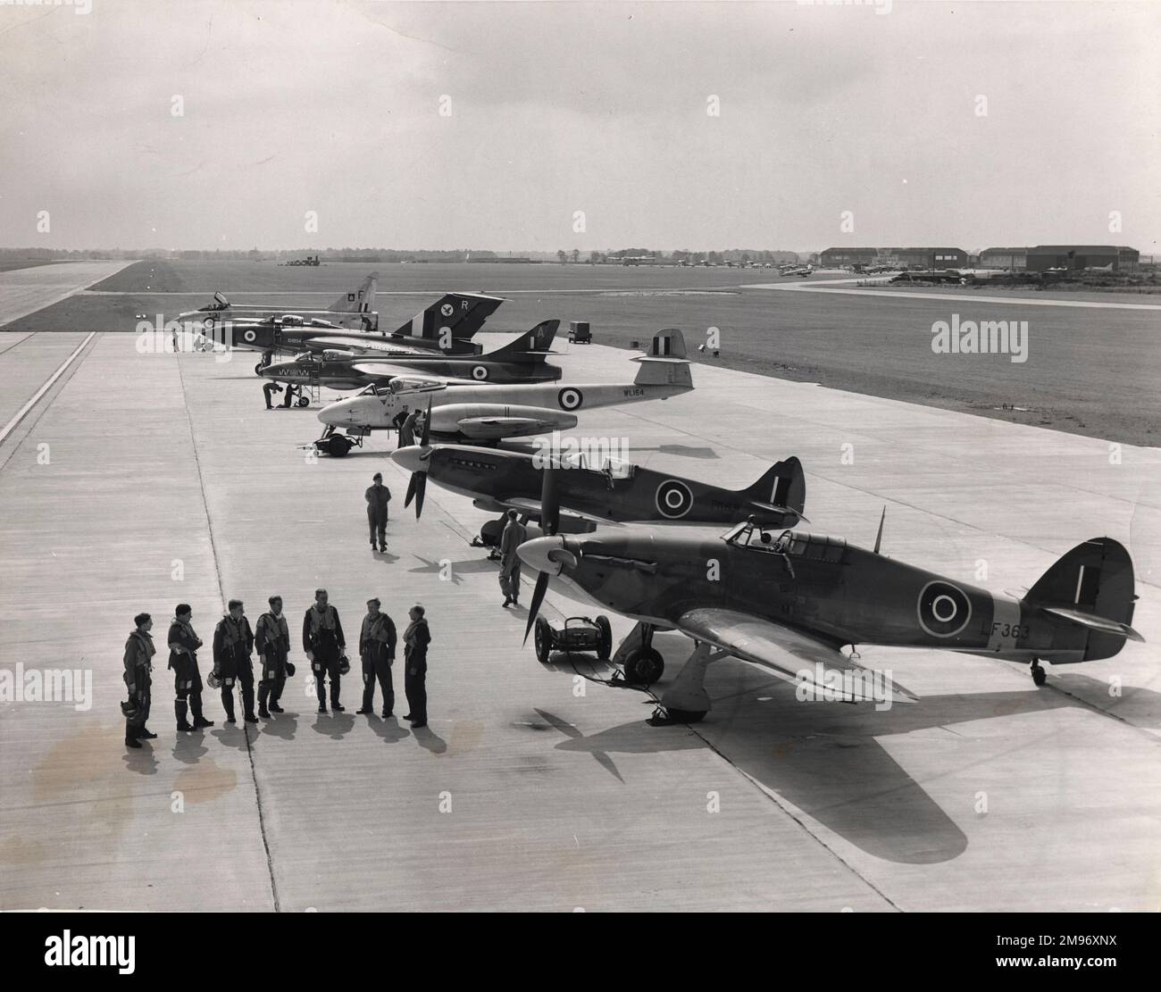 Six générations de combattants de la RAF s'alignent sur le tarmac. Hawker Hurricane IIC, LF363; Supermarine Spitfire PRXIX, PM631; Gloster Meteor F8, WL164 ; Hawker Hunter F6, XK136 ; Gloster Javelin F(AW)9, XH894 et English Electric Lightning F1, XM137. Banque D'Images