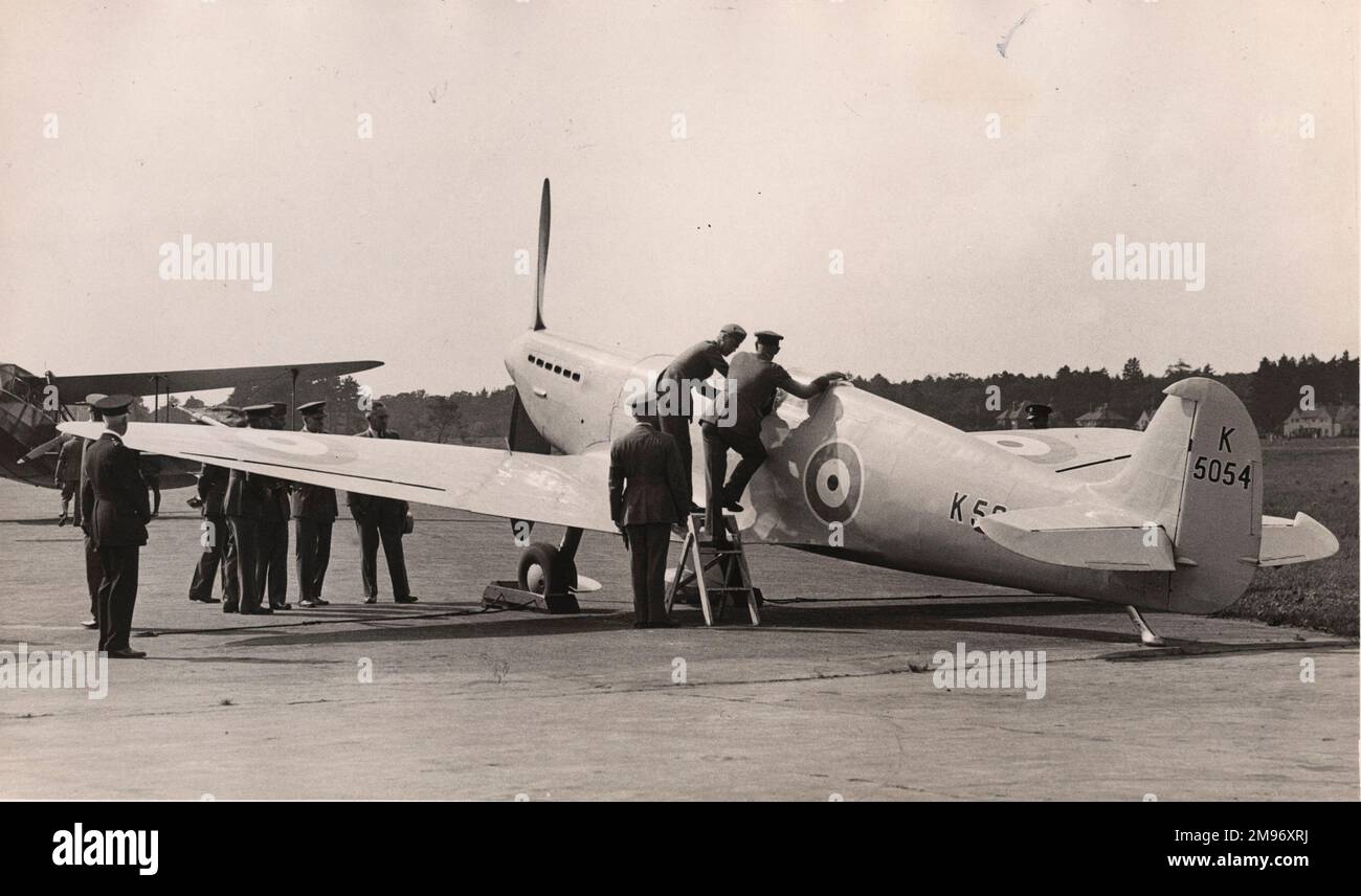 Le roi Edward VIII inspecte le poste de pilotage du prototype Supermarine Spitfire, K5054. Banque D'Images
