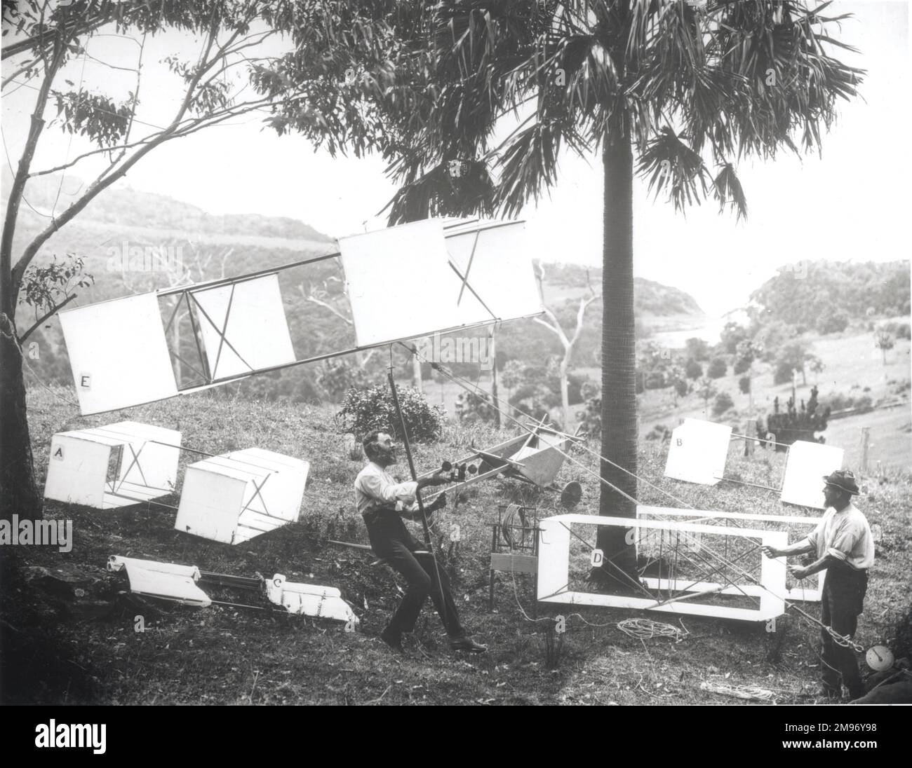 Lawrence Hargrave et James Swaine expérimentent avec quatre cerfs-volants de levage, basés sur l’invention de Hargrave de la structure en boîte-cerf-volant. Banque D'Images