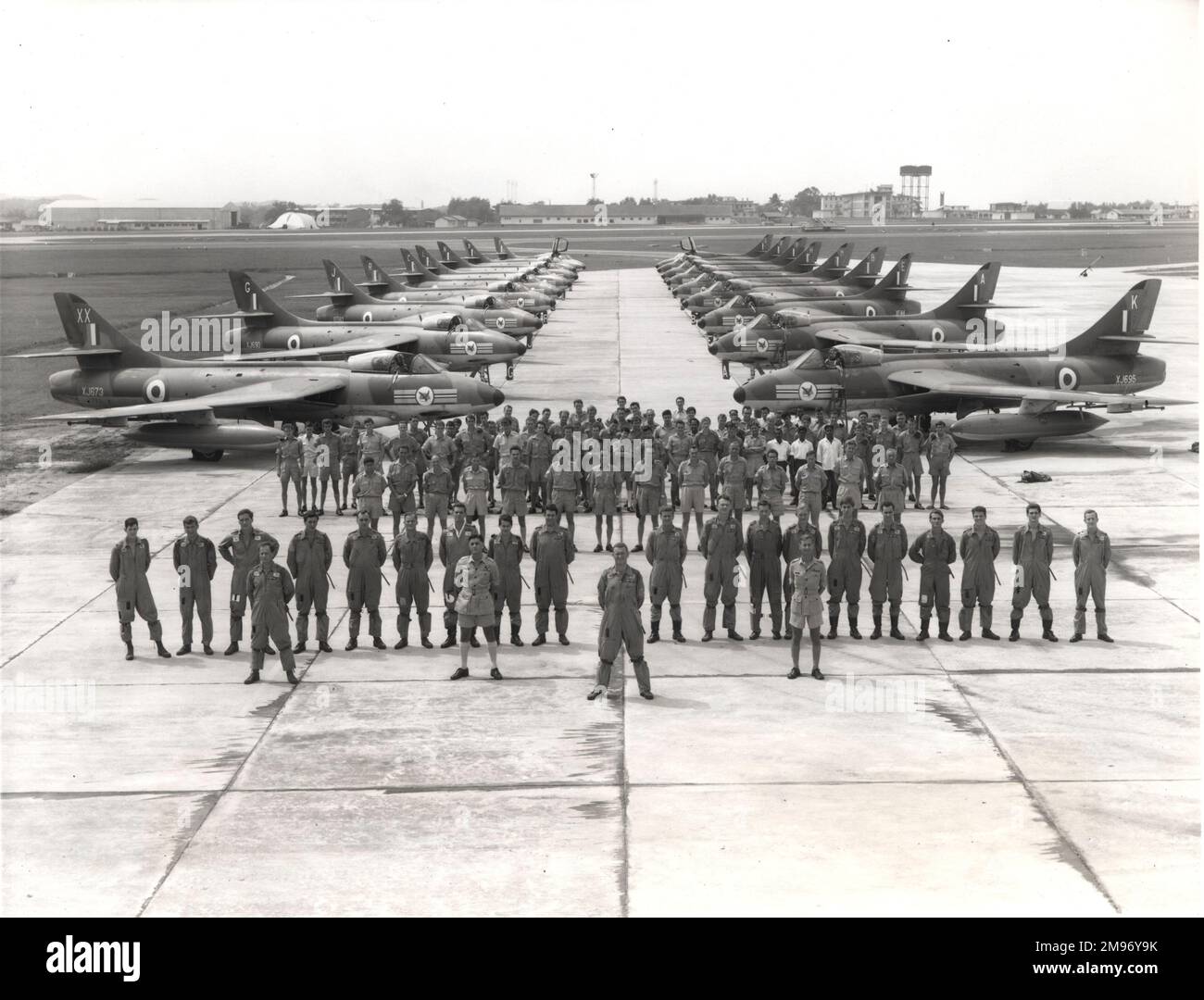 Des membres du No20 Squadron, RAF, photographiés avec une partie de leur Hawker Hunter F6s à la RAF Tengah, Singapour, pour célébrer l’anniversaire de l’escadron en 50th. L'escadron a été formé 50 ans auparavant le 1 septembre 1915. Banque D'Images