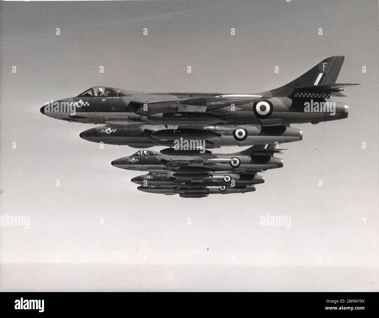 Hawker Hunter F6s de l'escadron No92 (Sqn LDR R.H.B. Dixon), basé à Middleton St George, fournit l’équipe de vol de la Réserve de la RAF Fighter Command cette année-là. L'avion, connu sous le nom de Falcons, porte le marquage de l'escadron des contrôles rouges et jaunes sur le nez et sous l'arrière-plan. L’insigne montre une cobra entortillée sur une feuille d’érable, et la devise est ‘Aut Pugna Aut Morere’ – nous nous battons ou mourons. Juillet 1960. Banque D'Images