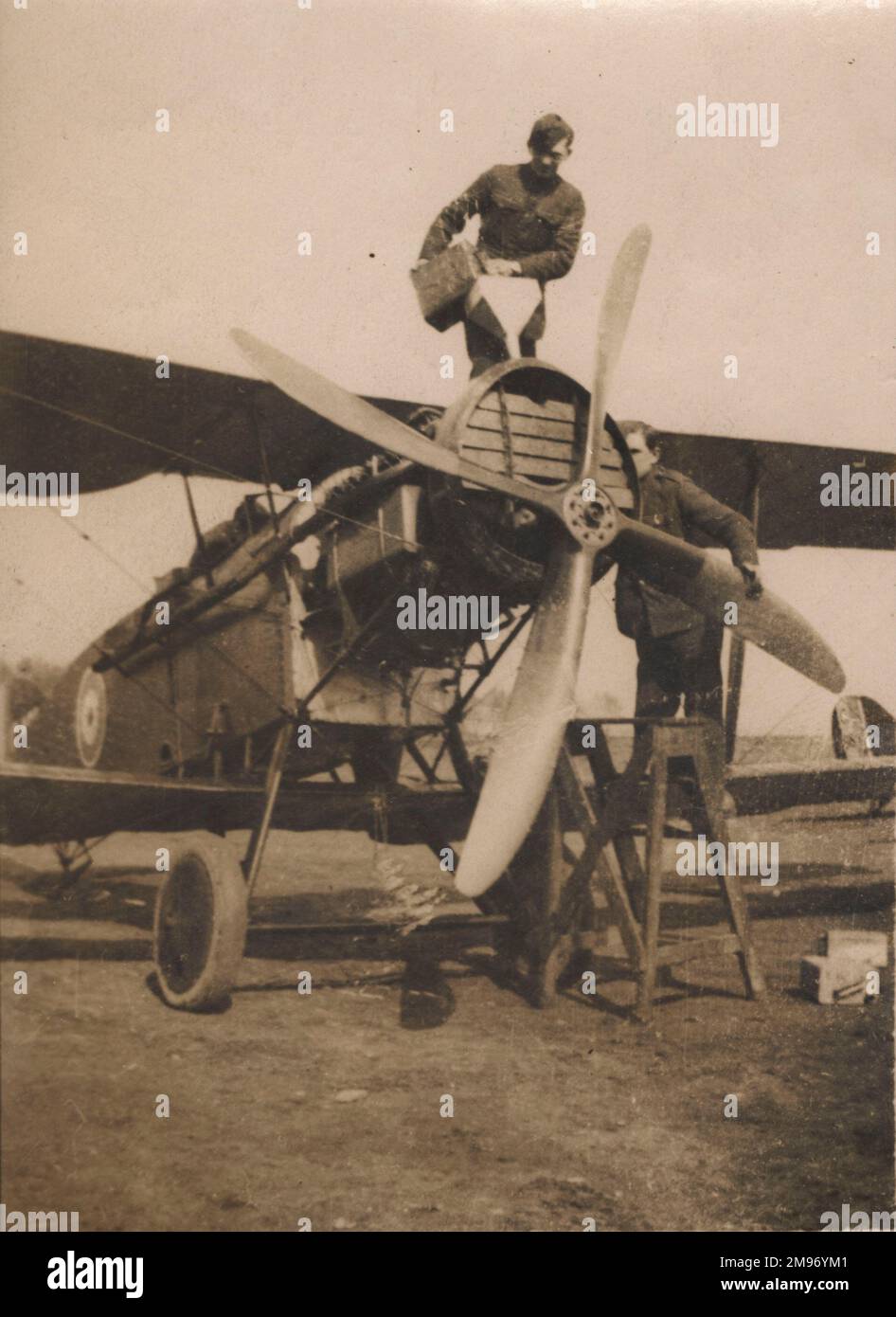 Le radiateur d'un Bristol Fighter est rempli. Banque D'Images