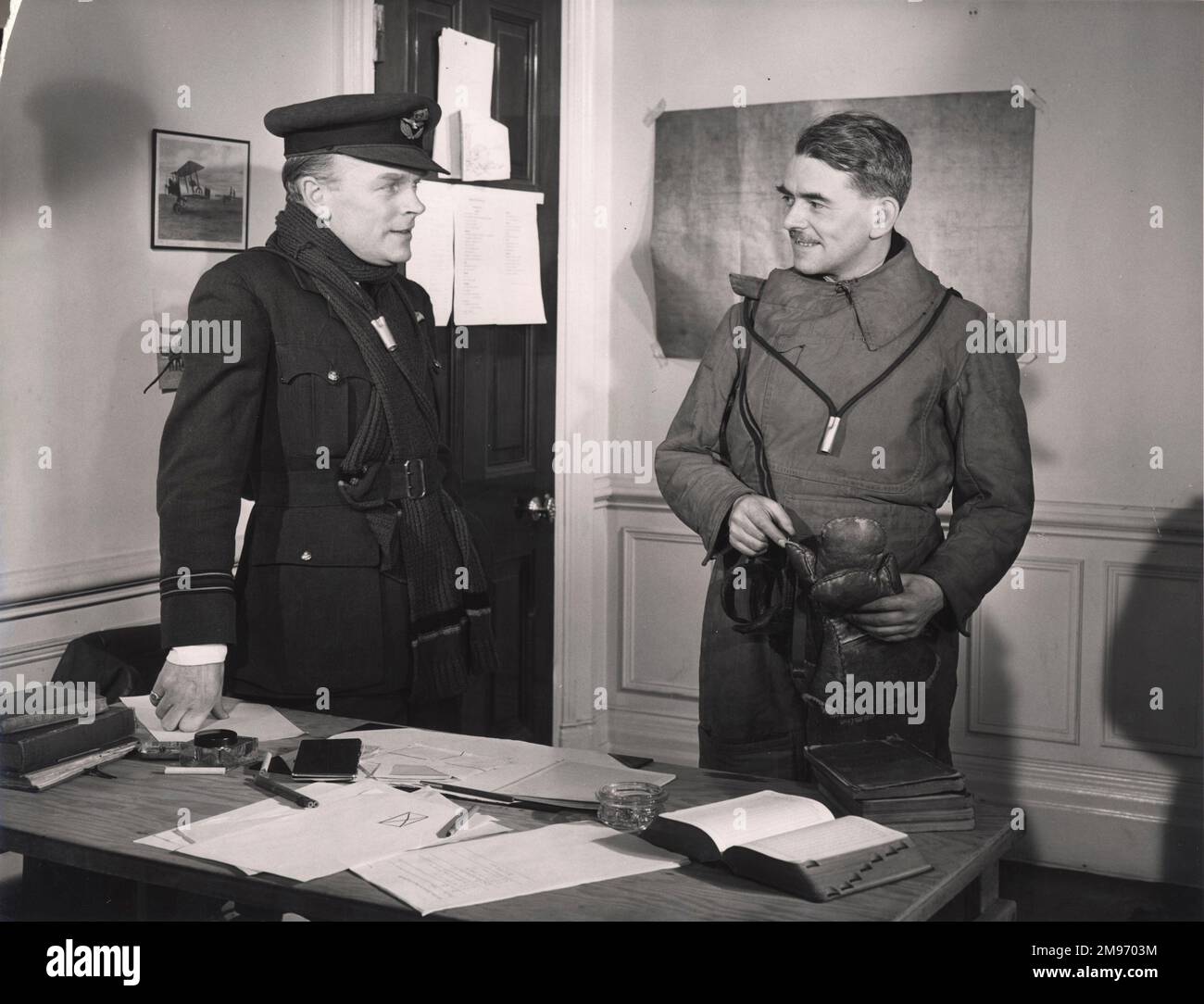 « Sir Frank Whittle (à droite) et M. Patrick Johnson, directeur général de Power Jets (recherche et développement) Ltd, réont la séquence Cranwell. Une scène du film COX "The Wonder Jet". Produit par l'unité du film de la Couronne pour l'unité d'information économique, ce film raconte l'histoire passionnante de l'une des merveilles de ce siècle : la turbine à gaz à propulsion par jet. C'est une histoire de pionnier et de réussite britannique. Il y a vingt-cinq ans, la turbine à gaz n’existait pas, elle est aujourd’hui un facteur vital dans la lutte de la Grande-Bretagne pour la prospérité. » Banque D'Images