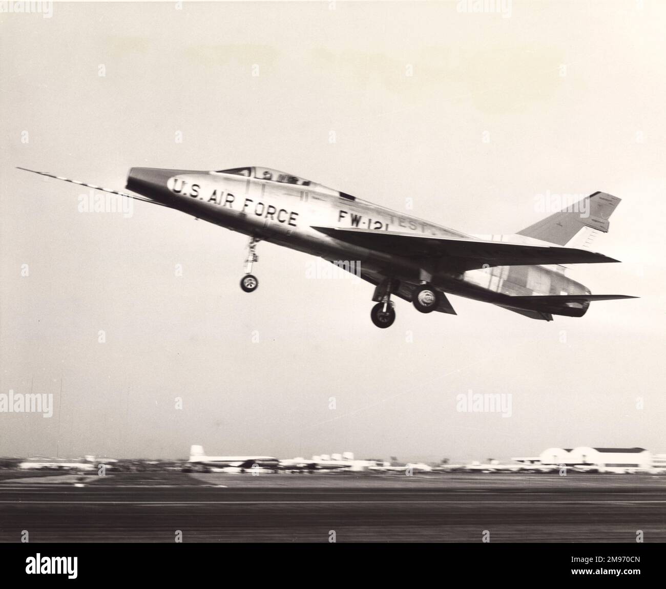 Le premier vol inaugural du premier F-100D Super Sabre nord-américain, 54-2121, effectué par Dan Darnell. Banque D'Images
