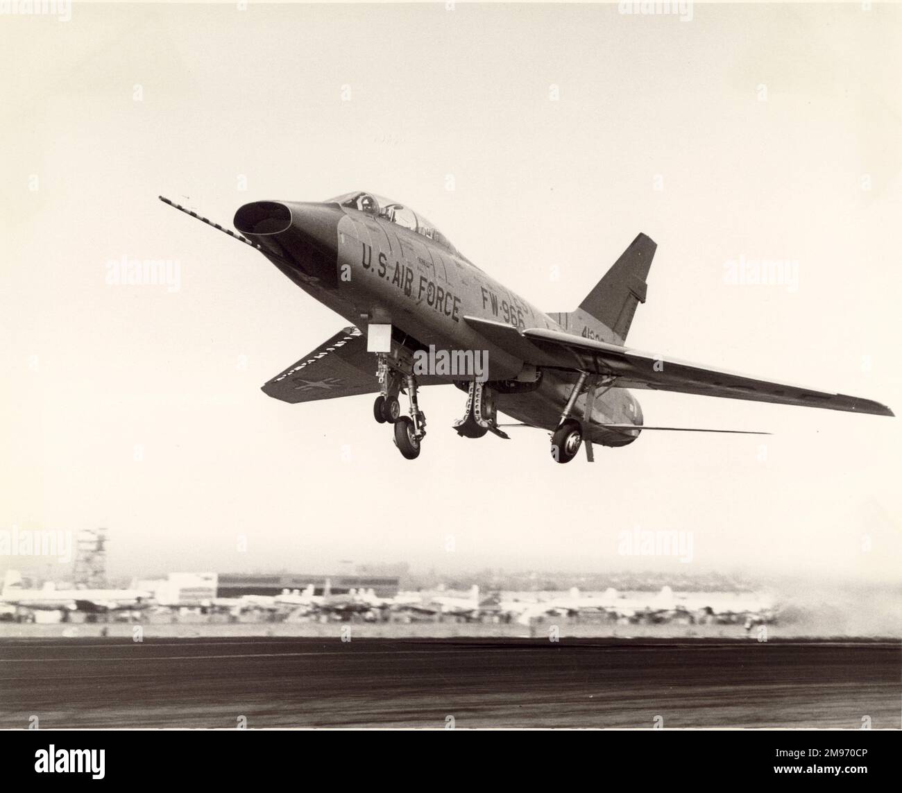 Le premier vol inaugural du premier F-100F Super Sabre nord-américain effectué par Alvin S. White. Banque D'Images