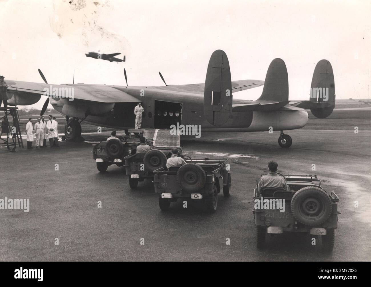 Avro 685 York CMk1 sur le point d'être chargé de jeeps. Photo de Charles E. Brown. Banque D'Images