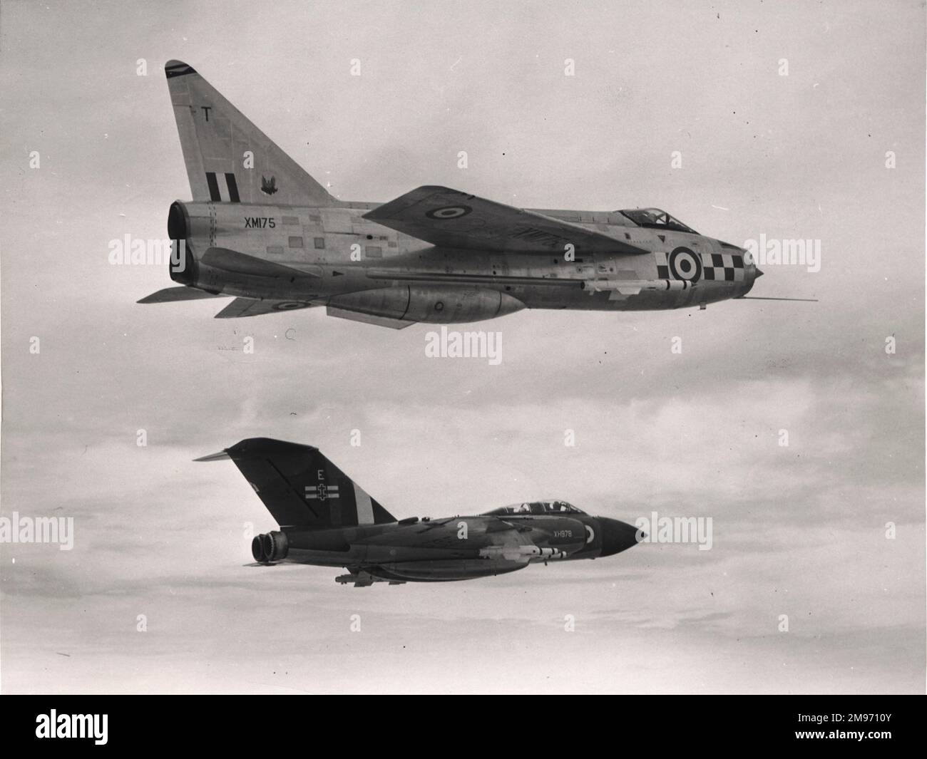 English Electric Lightning F1A, XM175, de l'escadron n° 56 avec un Gloster Javelin F(AW)8, XH978, de l'escadron n° 41. Banque D'Images