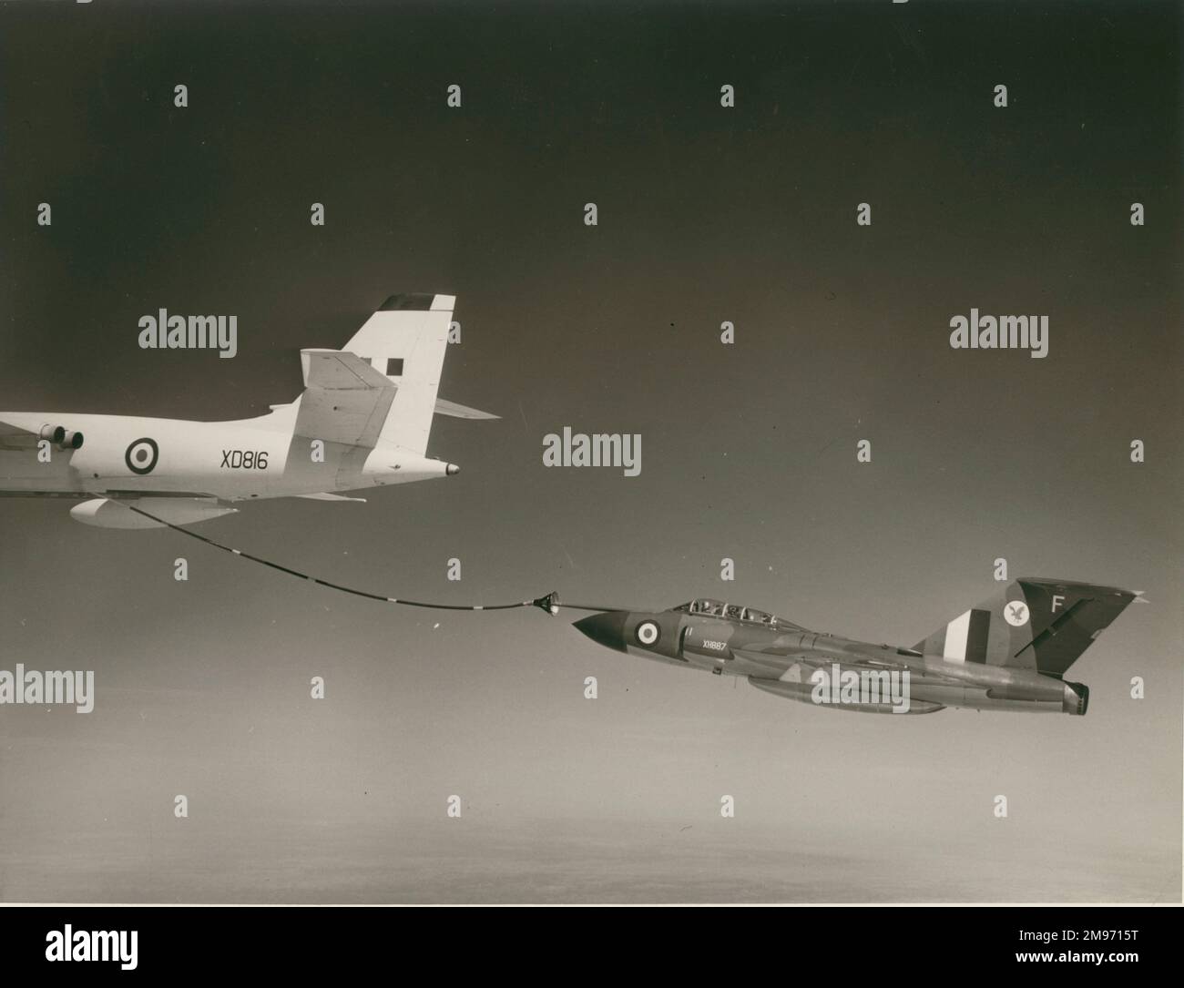 XH887 a commencé comme Gloster Javelin F(AW)7 mais a été converti en F(AW)9. On le voit ici ravitaillé par un Vickers Valiant B(K)1, XD816. Banque D'Images