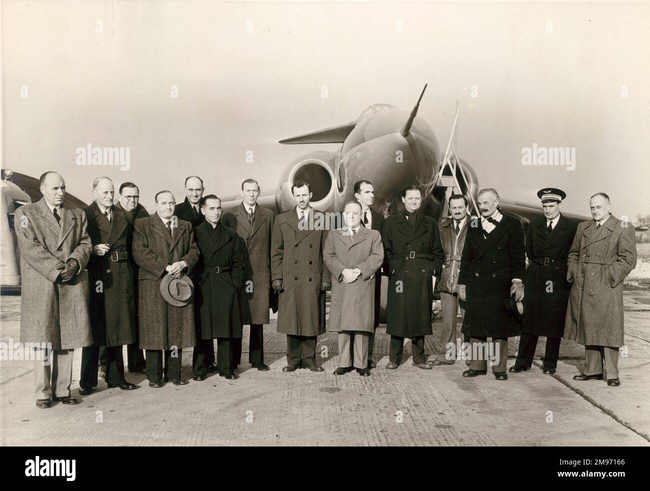 Douze délégués de quatre des pays de l'OTAN devant le premier Gloster GA5, WD804. Février 1952. Banque D'Images