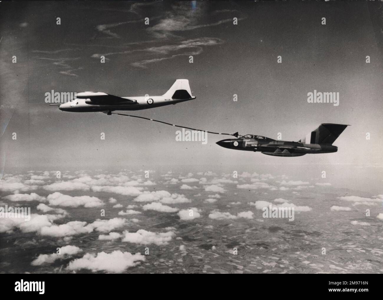 English Electric Canberra B2, WH734, utilisé par Flight Faving, ravitaillent en carburant un Gloster Javelin F(AW)7, XH780. Banque D'Images
