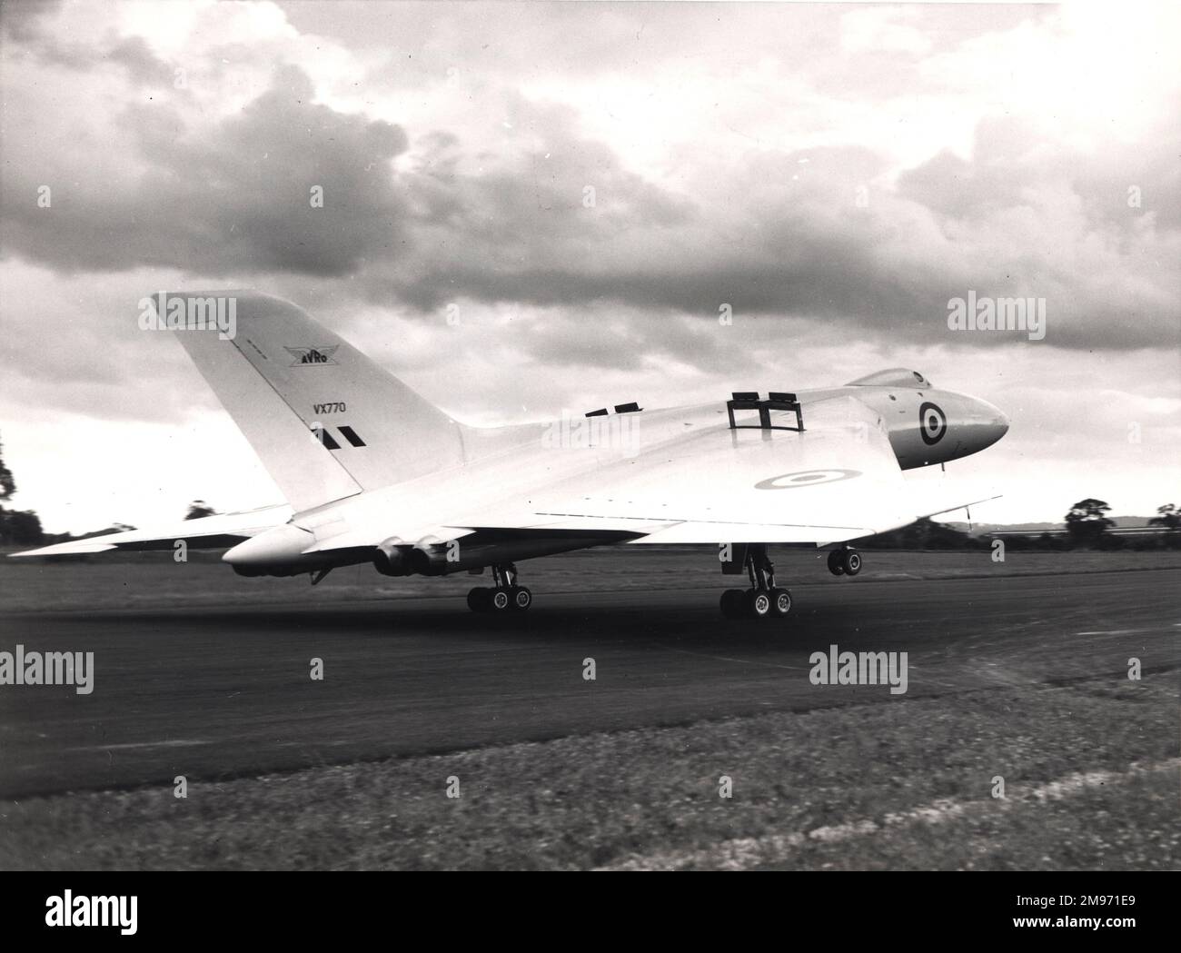 Le premier prototype Avro Vulcan, VX770, atterrit avec les freins pneumatiques étendus. Banque D'Images