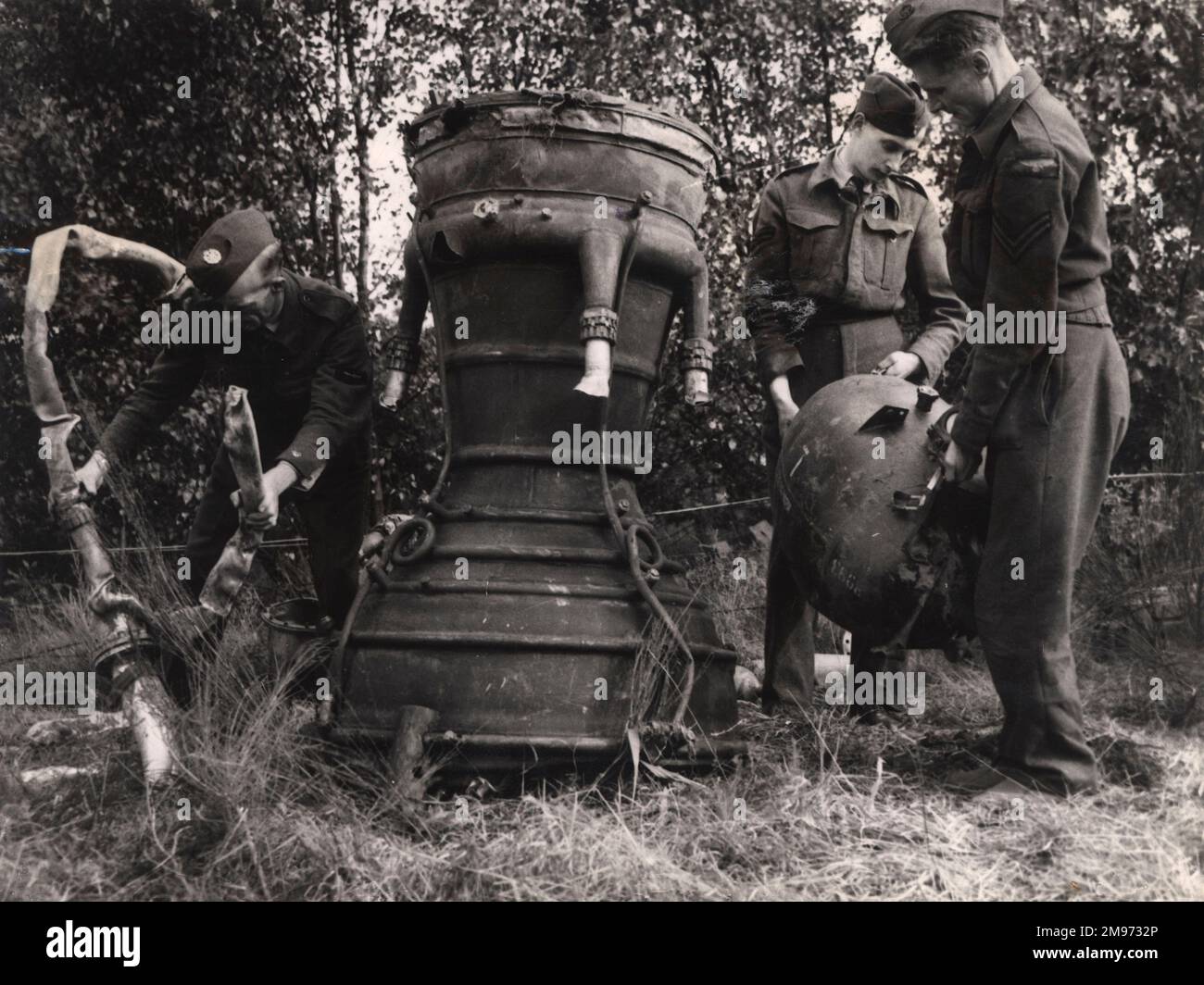 Le personnel de la RAF inspecte les restes d'un V-2 qui s'est écrasé dans un champ en Belgique. Novembre 1944. Banque D'Images