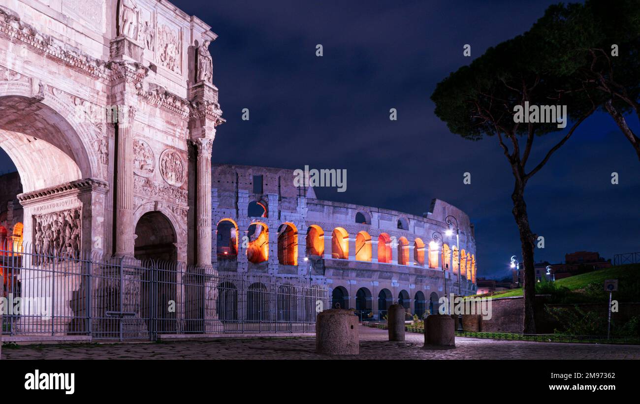 Une vue différente du Colisée romain la nuit quand il est éclairé de l'intérieur. L'arc de Constantine et le jardin. Banque D'Images