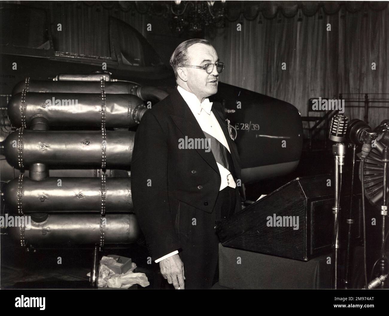 Maréchal de la Royal Air Force, Sir John Slouor, prenant la parole lors d'un dîner à Londres donné par le Groupe Hawker Siddeley le 31 mai 1951 pour commémorer le dixième anniversaire du premier vol à moteur à jet dans le monde libre. Banque D'Images