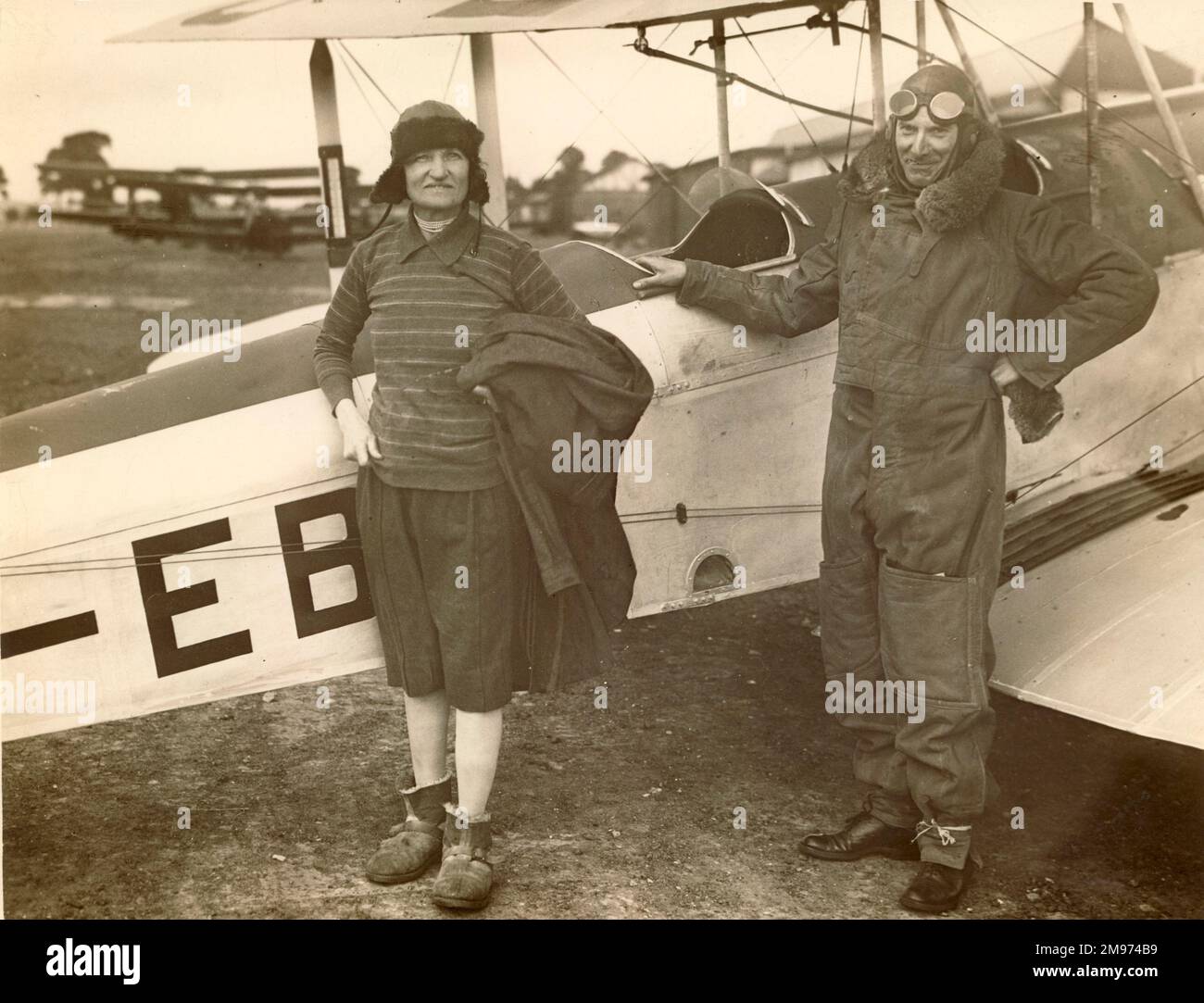 Capt Geoffrey de Havilland et Mme Louie de Havilland après leur tentative réussie sur le record d'altitude d'un avion léger à deux places. 26 juillet 1928. Banque D'Images