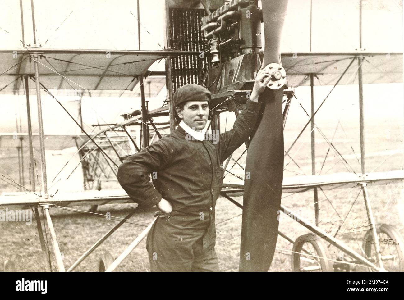 A.V. ROE, 1877-1958, aux côtés de son Triplane à la réunion de Blackpool en 1910. Banque D'Images