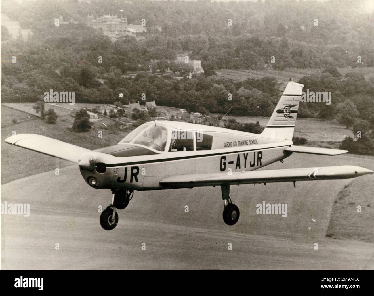 Piper Cherokee 140, G-AYJR, de l'école d'entraînement aérien d'Oxford, volant près du palais de Blenheim. Banque D'Images
