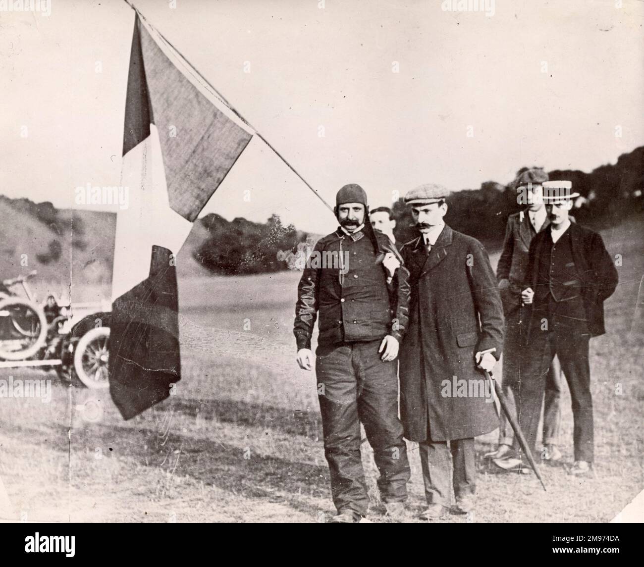 Charles Fontaine, journaliste du matin du matin, et Louis Blériot, dans la prairie du Northfall, Douvres, dans la matinée du 25 juillet 1909. Banque D'Images