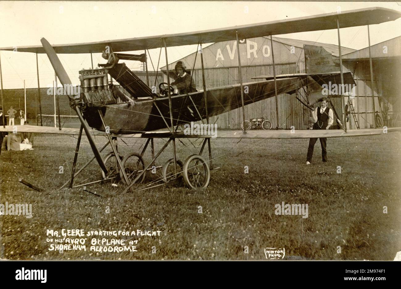 A.E. Geere dans son Avro Type D à l'aérodrome de Shoreham. Banque D'Images
