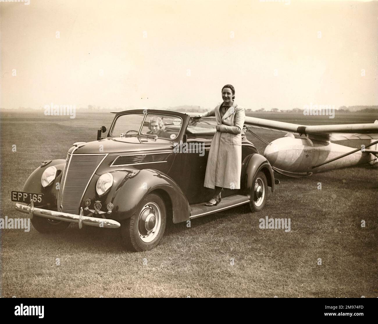 Amy Johnson aidant à remorquer un voilier Kirby Kite. vers 1938. Le chauffeur est Ann Edmonds, qui devient plus tard Ann Welch. Banque D'Images