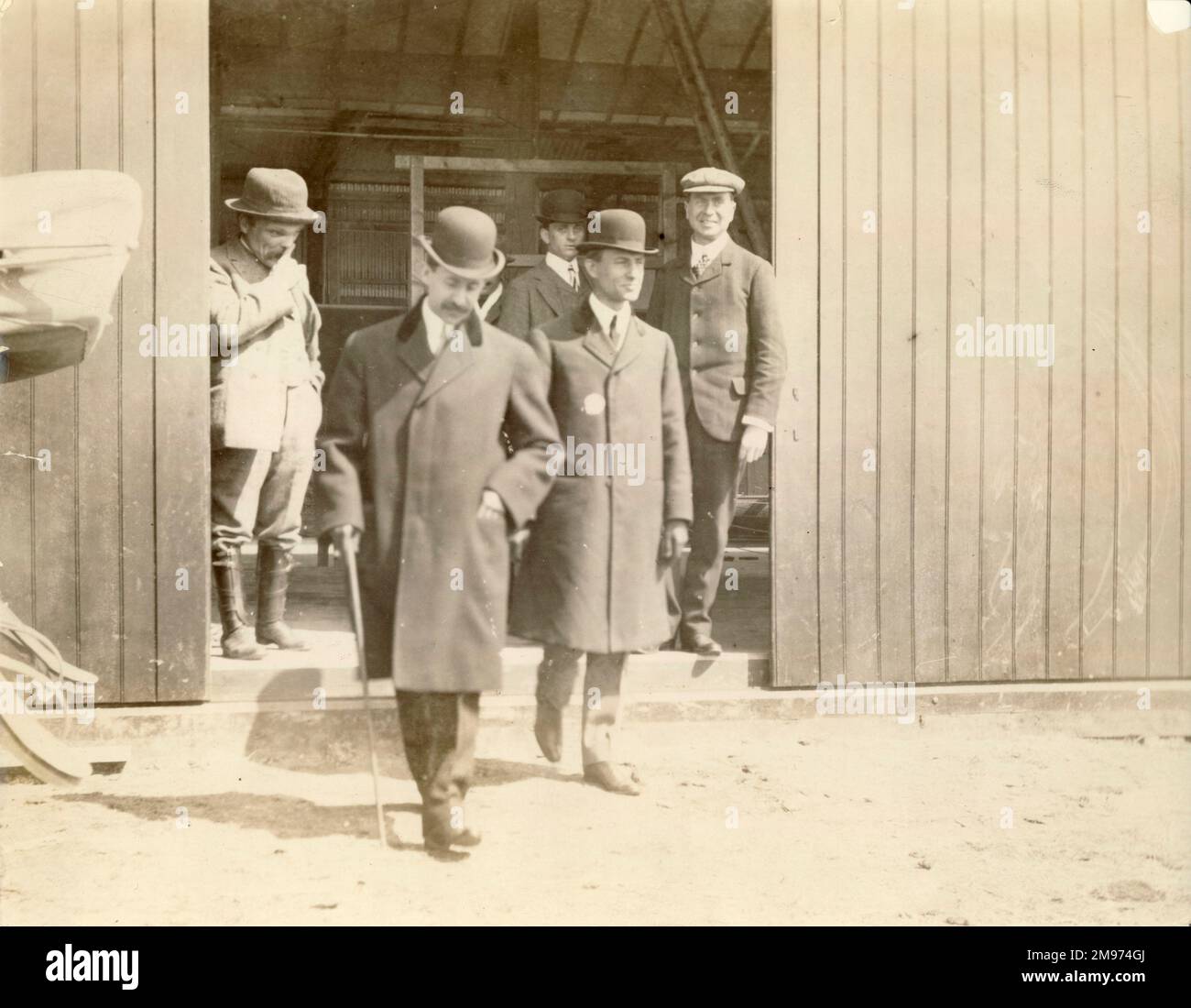 De gauche à droite : Horace Short, Orville Wright, Oswald Short, Wilbur Wright et Griffith Brewer à Shellbeach, 4 mai 1909. Banque D'Images