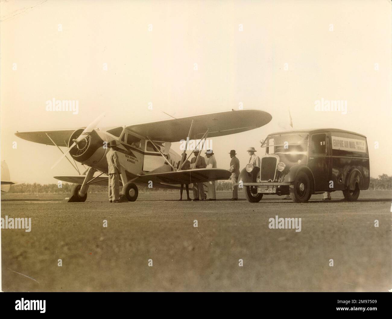 Départ de l'aérodrome de Ratmanala, Colombo, du premier service Empire Air Mail, 28 février 1938. Transporté par un biplan Waco YQC-6 exploité par Tata Air Lines, le service de 1 900 milles transportait du courrier de Colombo à Karachi. Banque D'Images
