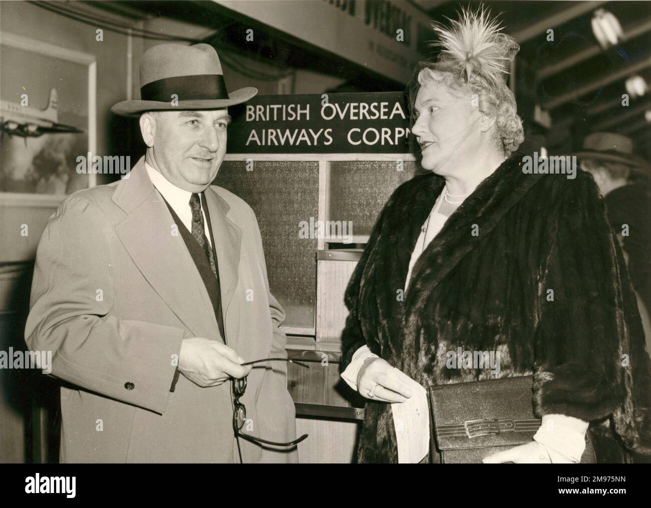 Sir Alan et Lady Cobham dans le salon de départ de l'aéroport de Londres avant de partir pour New York sur le service BOAC Monarch. Février 1952. Banque D'Images