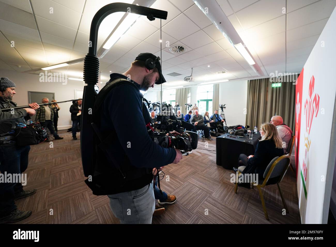 Une équipe de Netflix filmant l'entraîneur-chef du pays de Galles Warren Gatland lors de l'annonce de l'équipe des six nations Guinness 2023 au Vale Resort, Hensol. Date de la photo: Mardi 17 janvier 2023. Banque D'Images