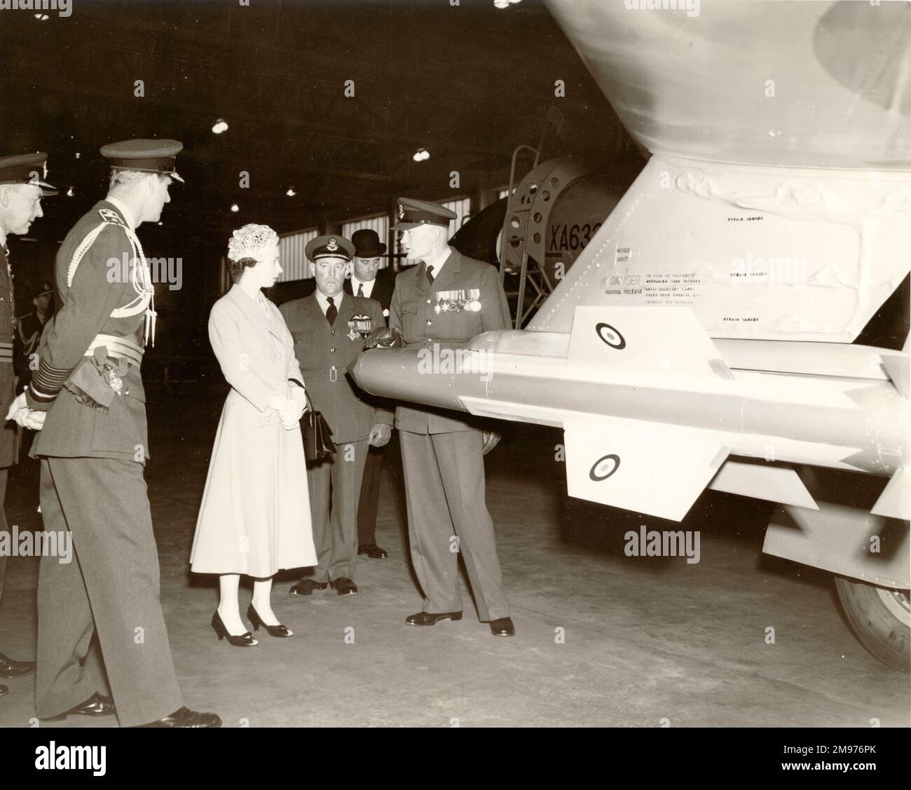 Groupe de travail CDR R.D. Romanis montre la reine Elizabeth II et le duc d'Édimbourg un missile guidé infrarouge, air-air, de Havilland Firestreak sur Gloster Javelin F(AW) 2, XA633. 1957. Banque D'Images