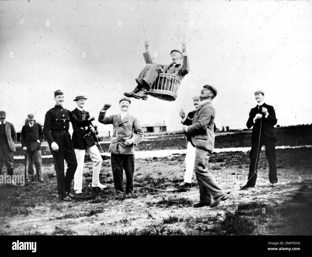 Le Major Baden-Powell démontre son cerf-volant. Banque D'Images