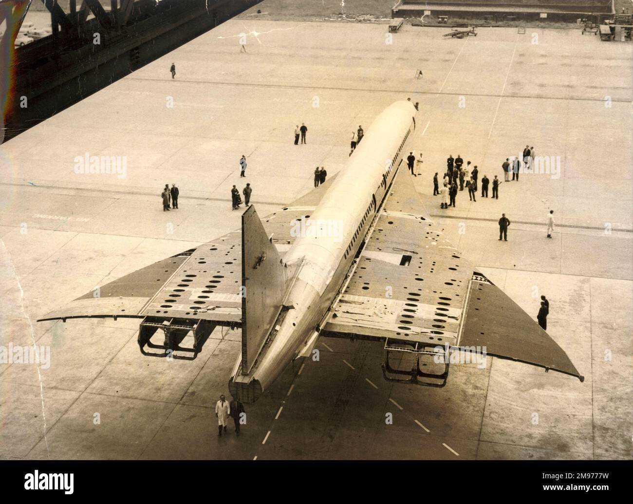 Concorde 002 sous le remorquage du Brabazon Hangar à Filton pour l'installation finale. Banque D'Images
