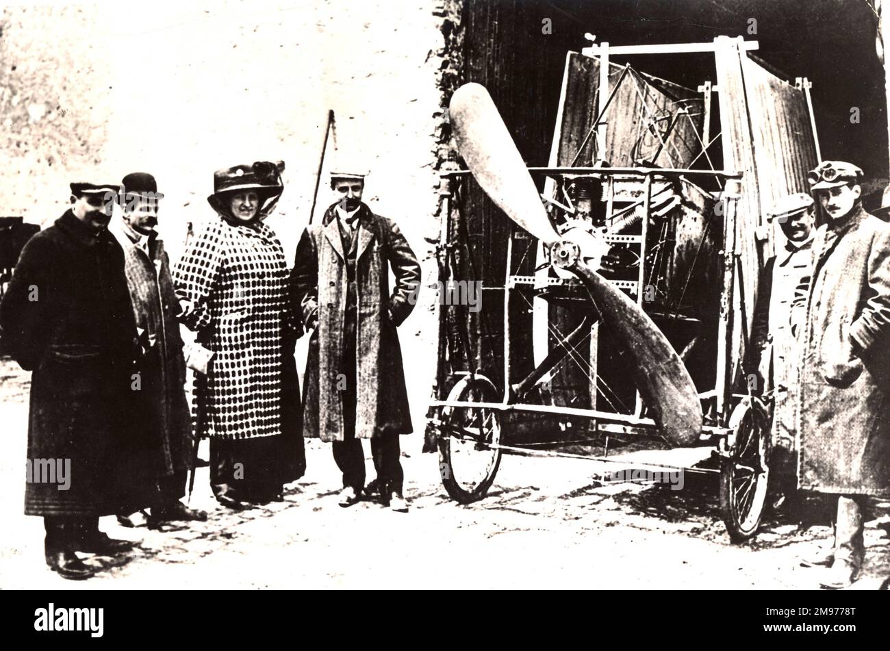 Louis et Alice Blériot avec le Type XI à la ferme Mondésir. Banque D'Images
