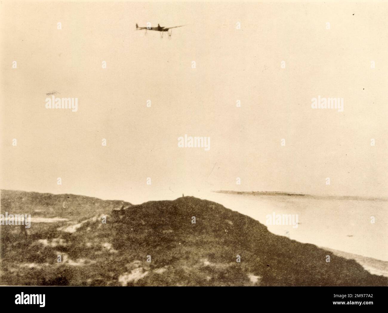 Louis Blériot commence son vol en cross-Channel des Baraques, près de Calais, le 25 juillet 1909. Banque D'Images