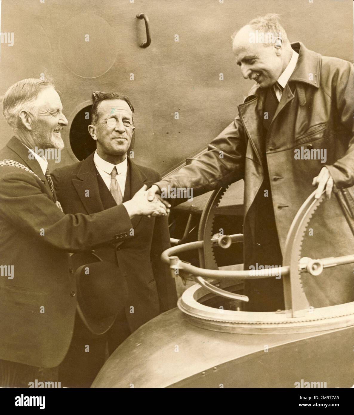 Louis Blériot est accueilli à son arrivée à Swinton par le maire de Douvres et Sir Sefton Brancker. 27 juillet 1929. Blériot 127 monoplan. Banque D'Images