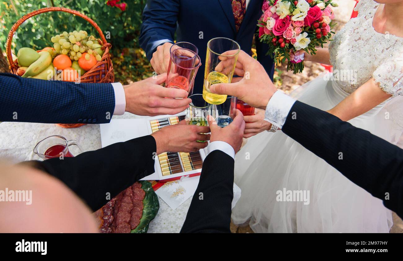 mains avec des verres de cocktails colorés dans les mains d'un groupe d'amis Banque D'Images