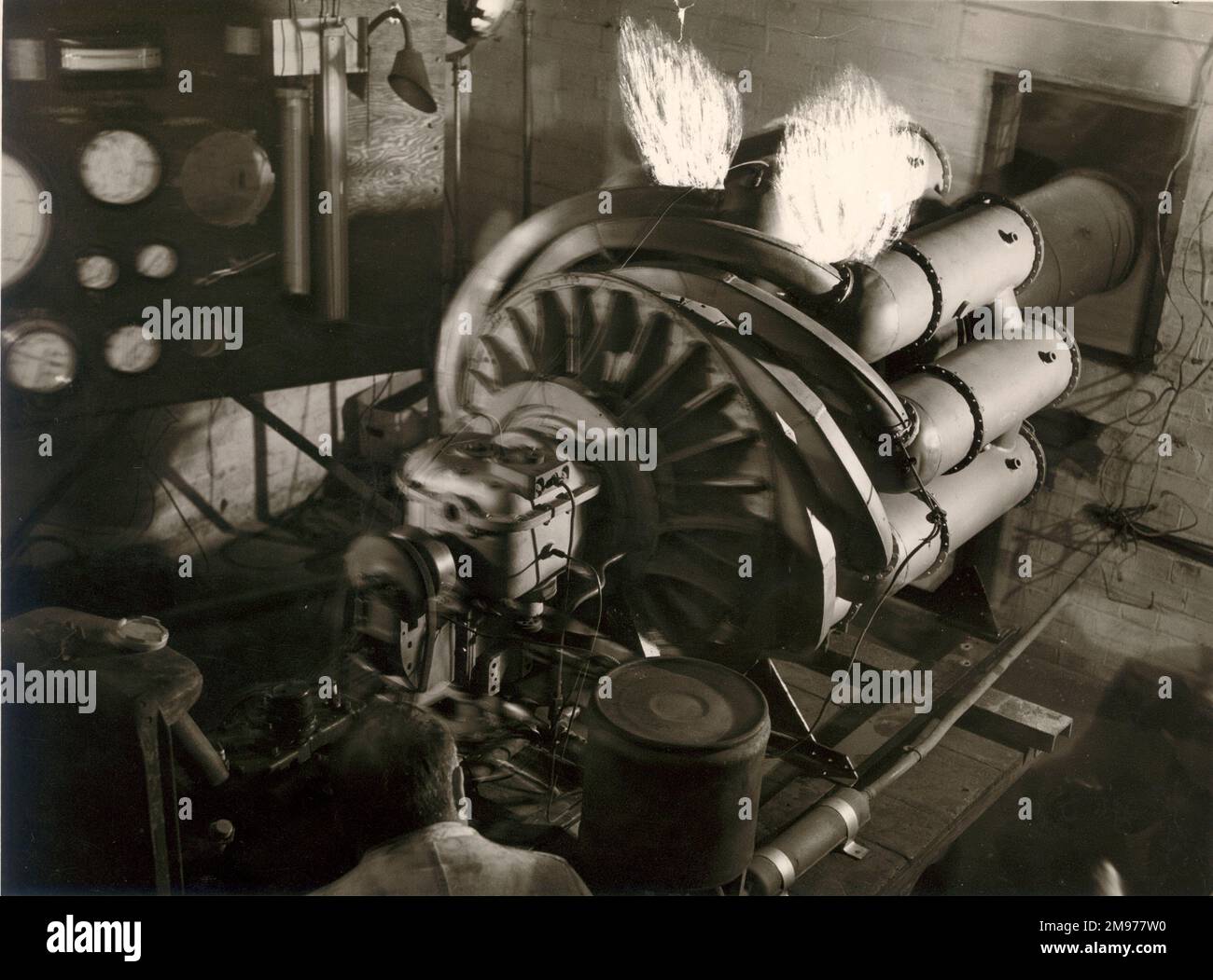 « Une turbine à gaz Whittle dans une fonderie désaffecté de Lutterworth. Une scène du film COX "The Wonder Jet". Produit par l'unité du film de la Couronne pour l'unité d'information économique, ce film raconte l'histoire passionnante de l'une des merveilles de ce siècle : la turbine à gaz à propulsion par jet. C'est une histoire de pionnier et de réussite britannique. Il y a vingt-cinq ans, la turbine à gaz n’existait pas, elle est aujourd’hui un facteur vital dans la lutte de la Grande-Bretagne pour la prospérité. » Banque D'Images