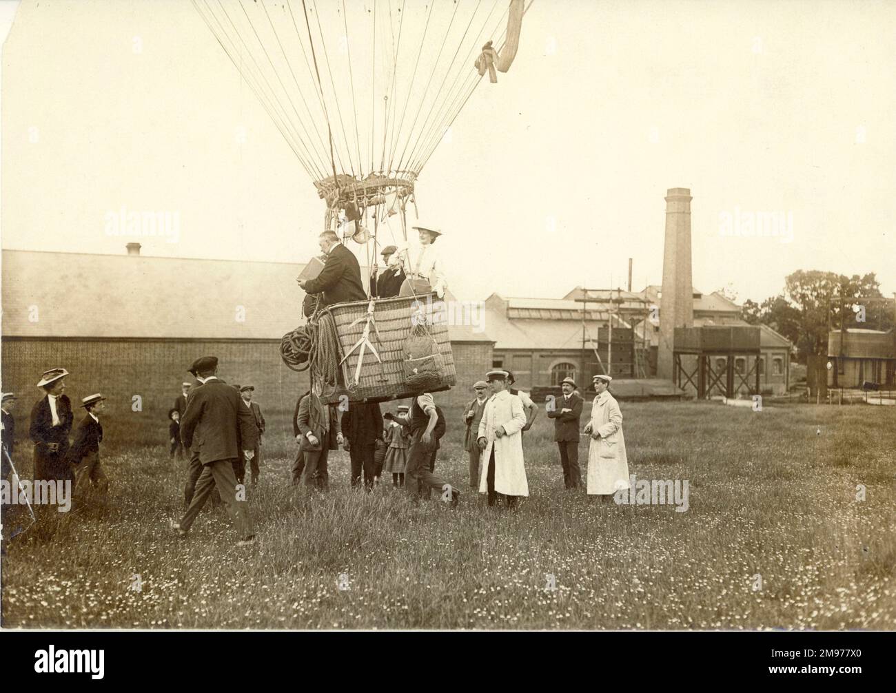 La fête de la montgolfière de Lady Shelley. Avington Park, près de Winchester, 1906. Le groupe comprend le col B.F.S. Baden-Powell et Frank Hedges Butler. Banque D'Images