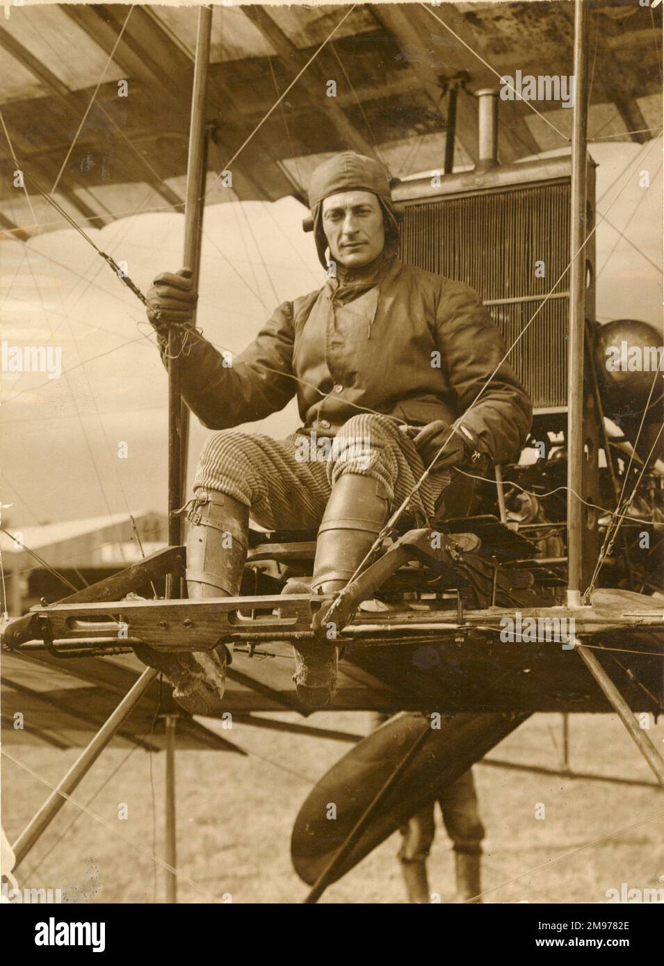 Leon Chouret sur son biplan Farman lors de la réunion de l'aviation de Reims. Banque D'Images