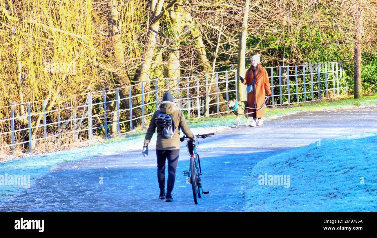 Glasgow, Écosse, Royaume-Uni 17th janvier 2023. Météo au Royaume-Uni : le ciel clair et froid a vu un départ très froid avec la promesse de pire à venir comme les gens se sont réveillés dans un pays merveilleux d'hiver et un parc de Kelvingrove très froid randonneurs et cycliste. Crédit Gerard Ferry/Alay Live News Banque D'Images