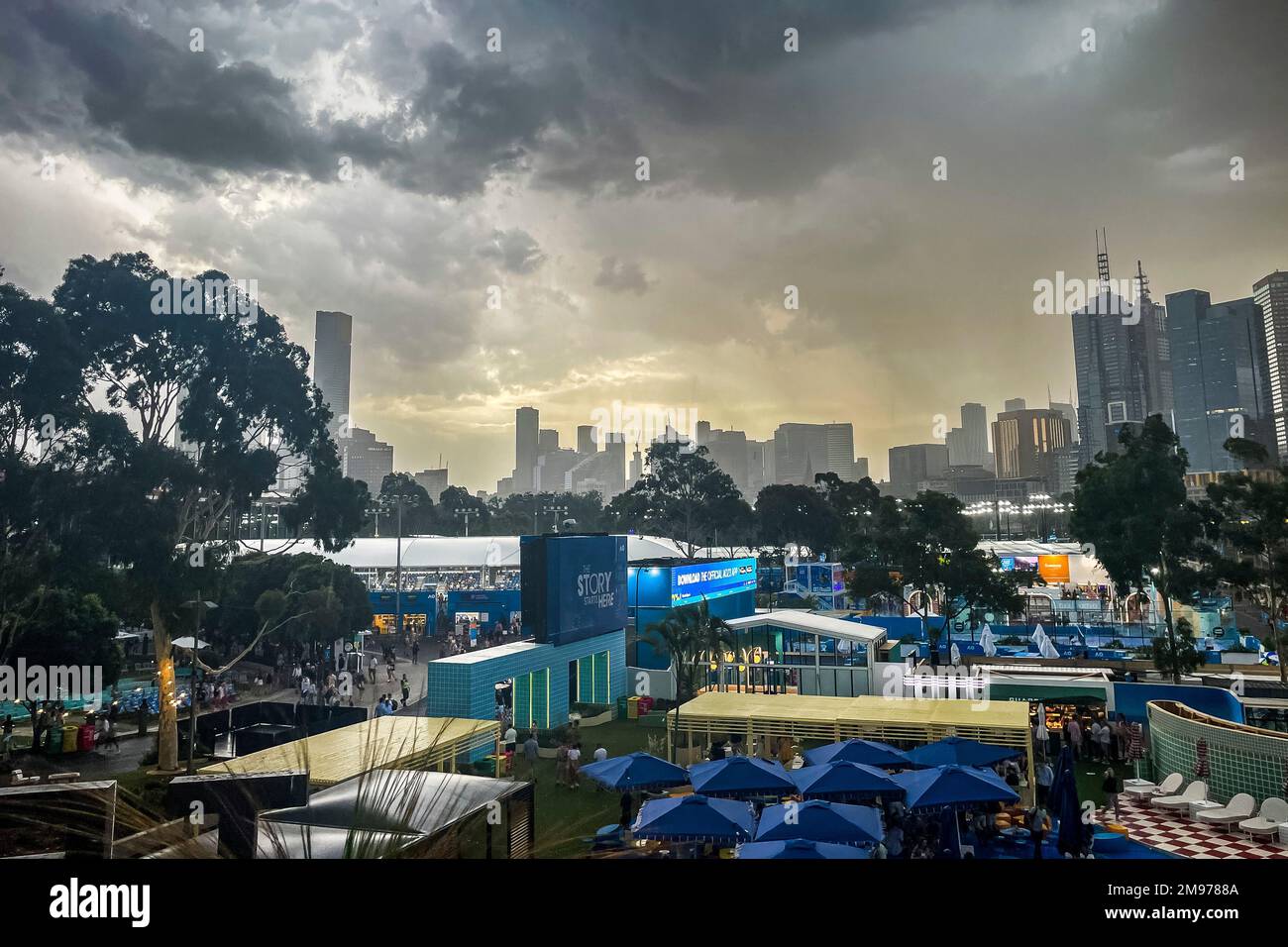 Melbourne, Australie. 17th janvier 2023. Tennis : Grand Chelem - Open d'Australie. Des nuages sombres sont visibles dans le ciel de Melbourne sur le site du tournoi. Après l'interruption de la chaleur dans l'après-midi, les matchs sur les courts extérieurs ont été suspendus le soir à cause de la pluie. Credit: Frank Molter/dpa/Alay Live News Banque D'Images