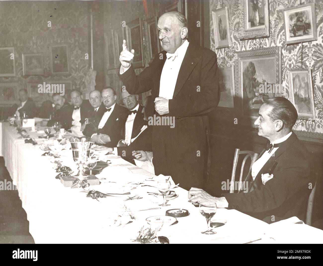 Sir Frederick Handley page, CBE, FRAeS, 1885-1962, Président de Raes 1945-1947, Au dîner après la conférence Louis Blériot à Paris, le 4 mai 1950. Banque D'Images